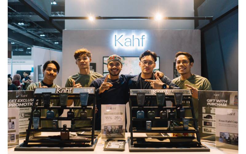 Caption: Pengunjung berpeluang untuk berjumpa dengan beberapa selebriti terkenal yang merupakan duta jenama Wardah dan Kahf seperti Alif Satar, Dayah Bakar, Syarifah Rose, Amanda Amry dan ramai lagi.