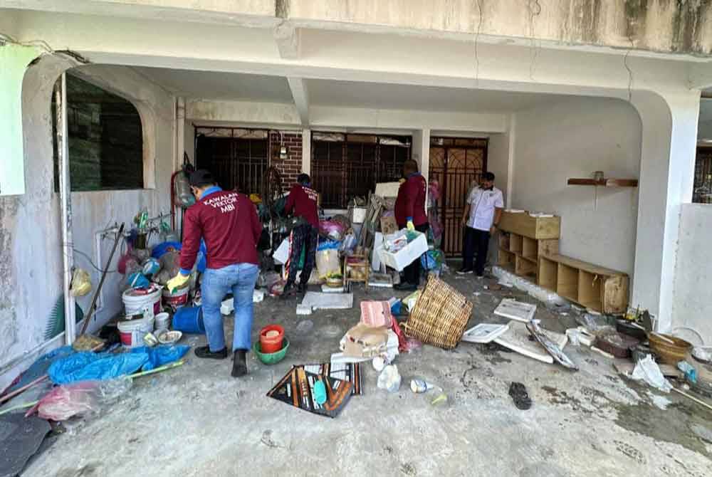 Kerja-kerja pembersihan dimulakan sejak jam 9 pagi. Foto MBI