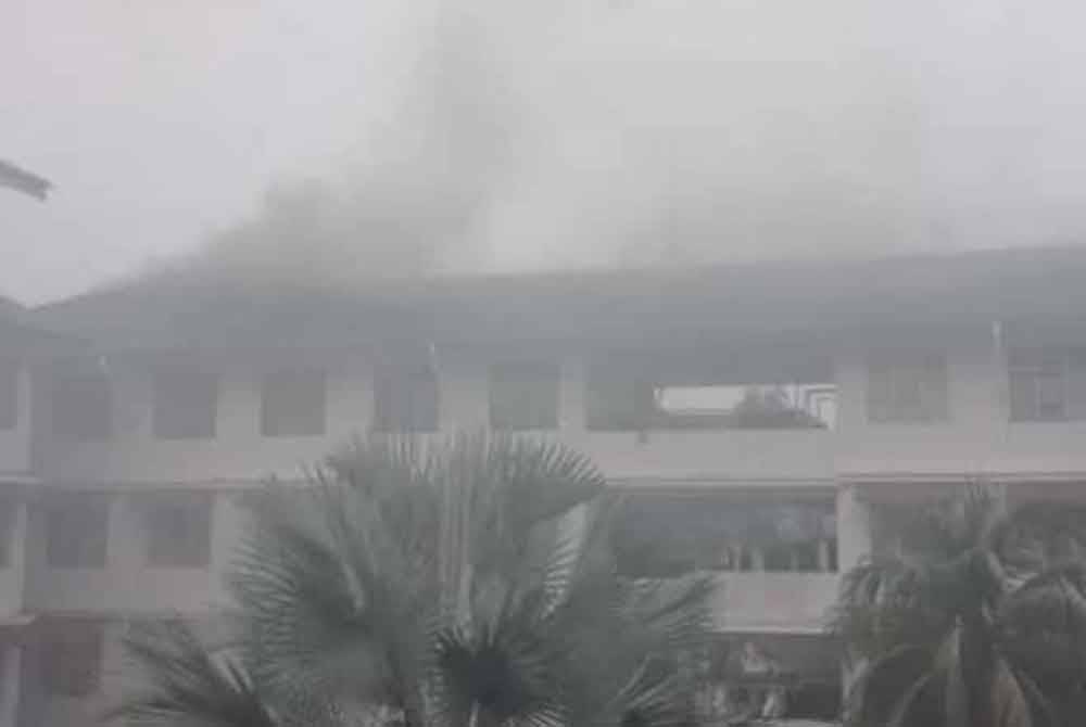 Bumbung sebuah bangunan Kolej Matrikulasi Changlun terbakar selepas dipercayai dipanah petir pada petang Sabtu.