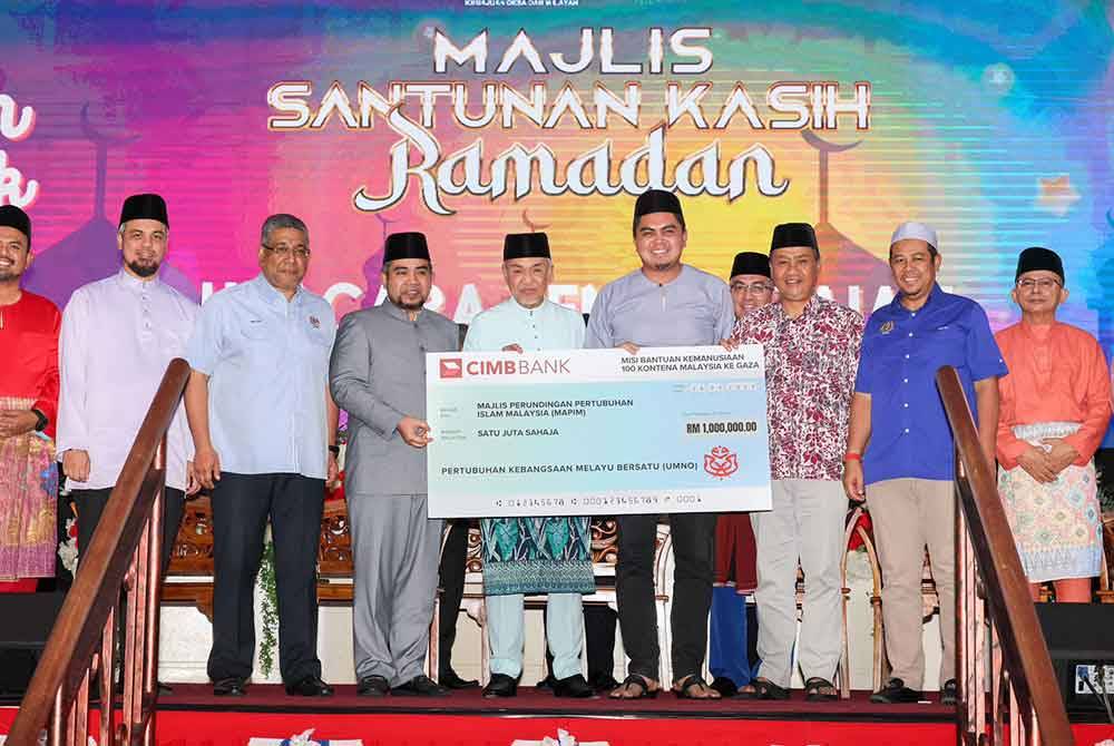 UMNO menyampaikan sumbangan RM1 juta kepada Mapim untuk Misi Bantuan Kemanusiaan 100 Kontena Malaysia ke Gaza, Palestin. - Foto: FB Ahmad Zahid Hamidi