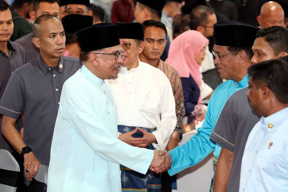 Anwar beramah mesra bersama tetamu semasa tiba bagi merasmikan Majlis Berbuka Puasa Madani Sarawak 2024 di Masjid Al-Muttaqin malam ini. Foto Bernama