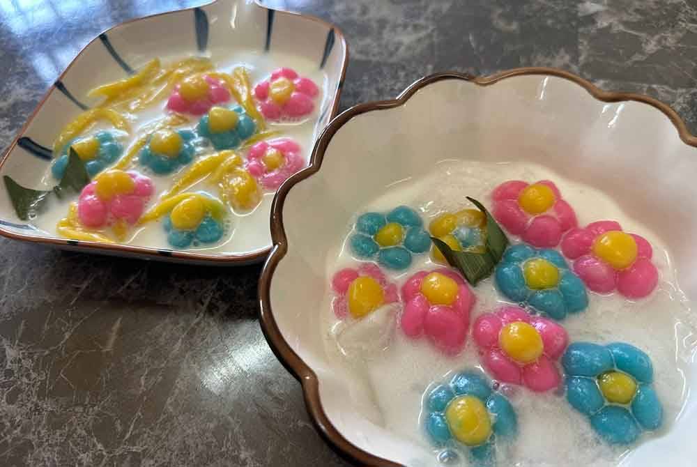 Bua Loy enak dimakan ketika sejuk atau bersama ais.