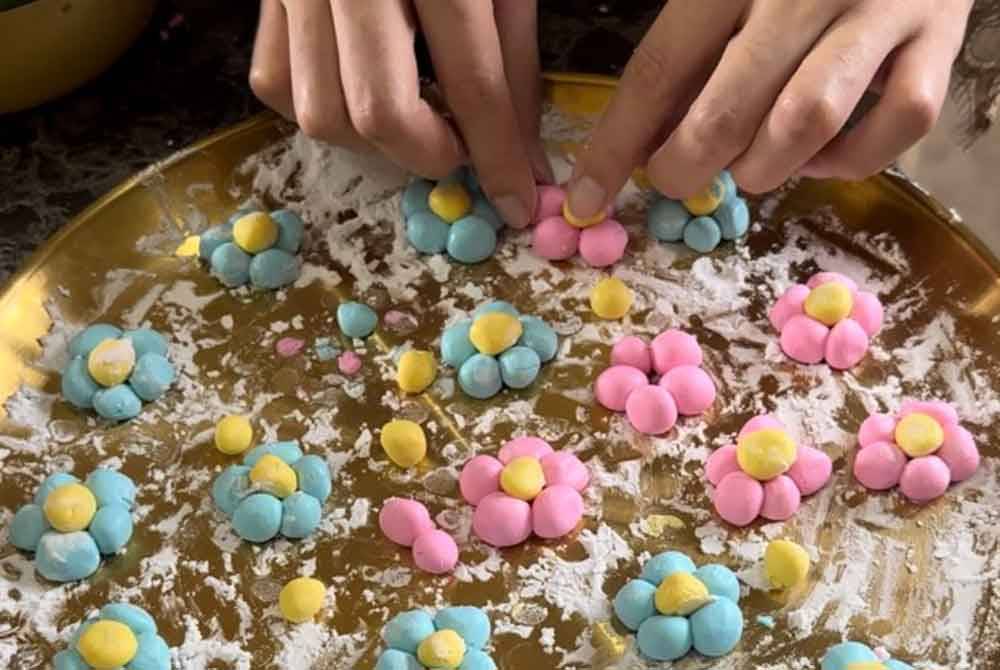 Nur Nadira menghasilkan Bua Loy berbentuk bunga berwarna merah jambu, biru muda dan kuning cair.