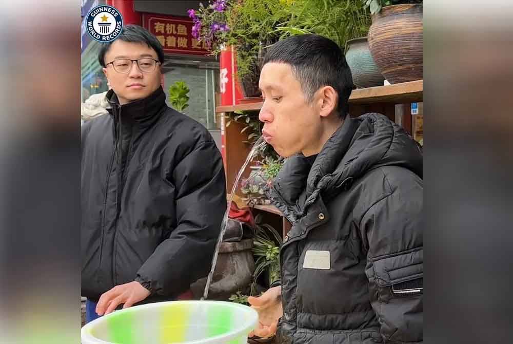 Video dilihat dalam You Tube menunjukkan Ma Hui memuntahkan air dalam tempoh hampir enam minit. - Agensi