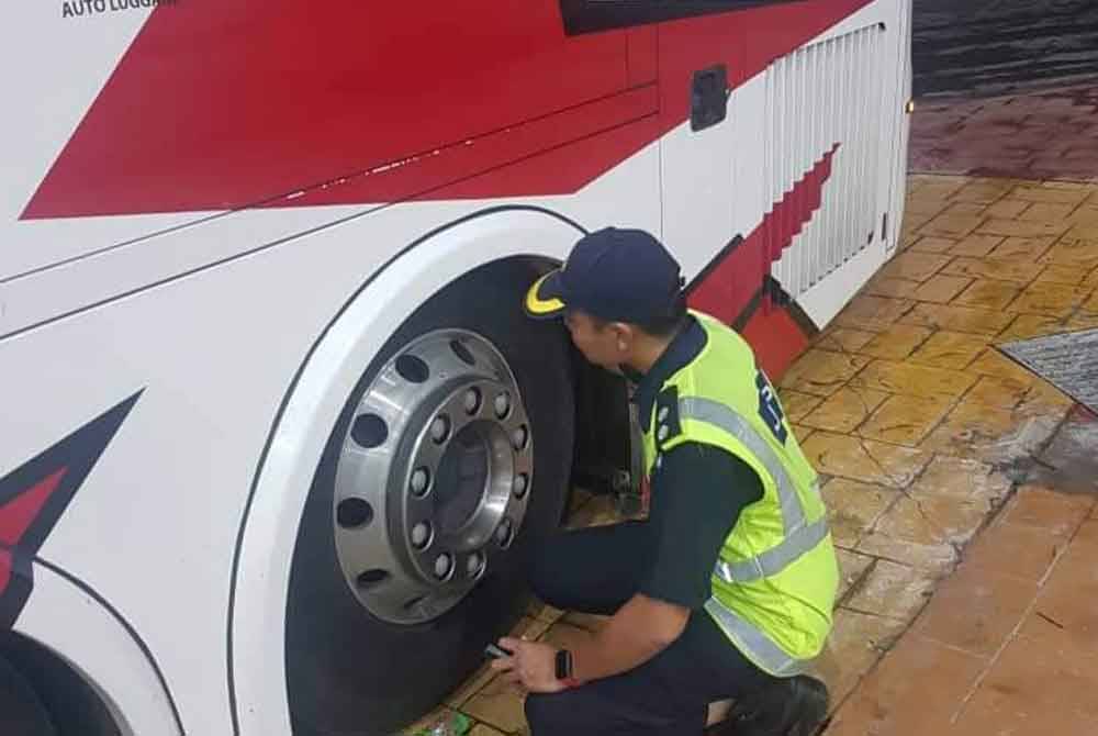 Anggota JPJ Selangor memeriksa keadaan tayar bas. Foto: JPJ Selangor.