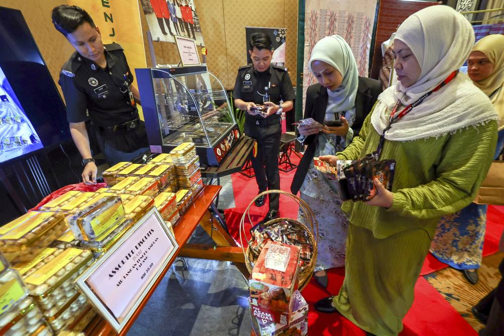 Pengunjung Hari Bersama Jabatan Penjara Malaysia di Putrajaya baru-baru ini tidak melepaskan peluang membeli pes asam pedas, rendang betawi dan pelbagai jenis biskut. Foto Bernama