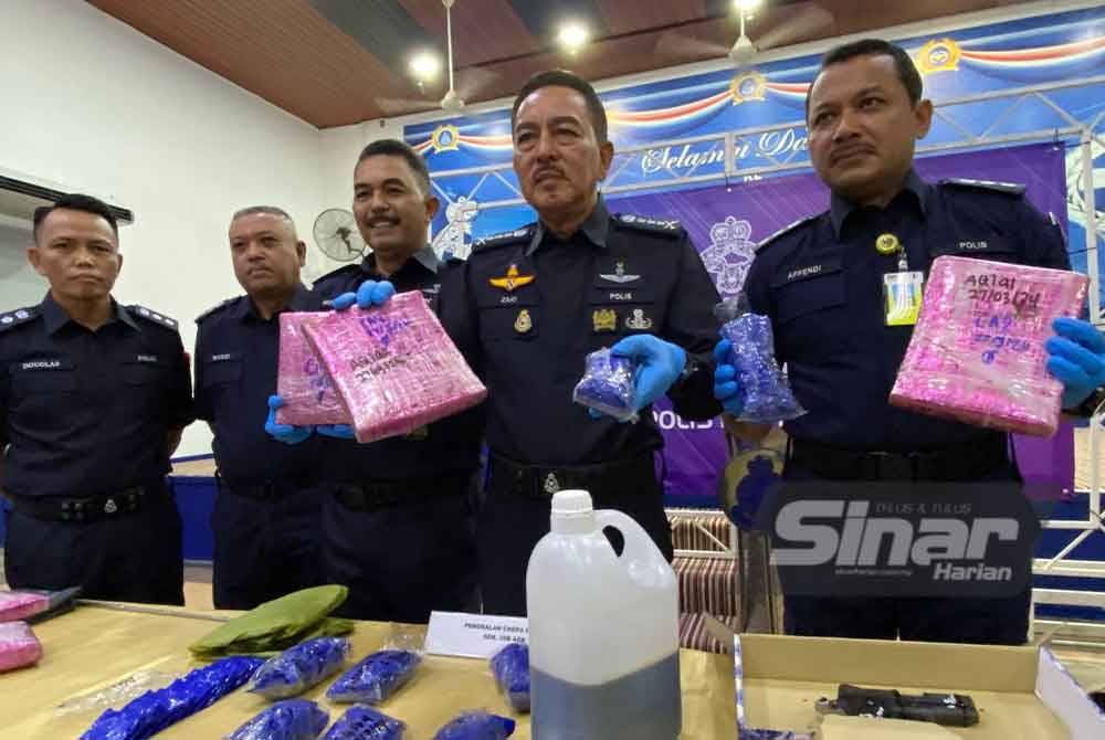 Muhamad Zaki (dua dari kanan) menunjukkan dadah yang dirampas semasa sidang akhbar di IPK Kelantan pada Ahad.