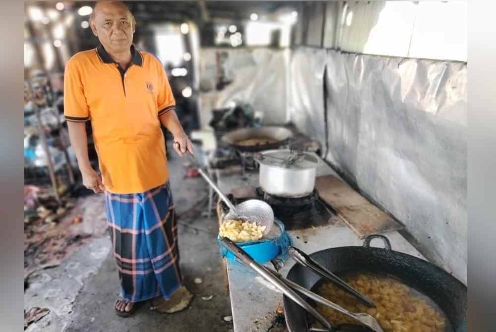 Md Farid menunjukkan juadah masakan bagi tempahan ‘munjung’ yang sedang disiapkan ketika rumahnya terbakar dalam kejadian di Kampung Parit Selangor pada pagi Sabtu.