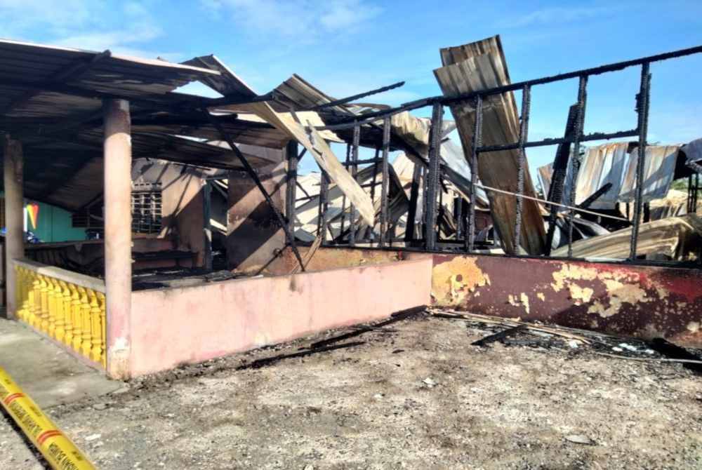 Keadaan rumah yang hangus terbakar di Kampung Parit Selangor.
