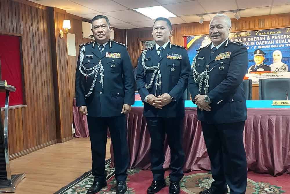 Mazli (tengah) bersama Azli (kiri) pada Majlis Serah Terima Tugas Ketua Polis Daerah Kuala Terengganu.