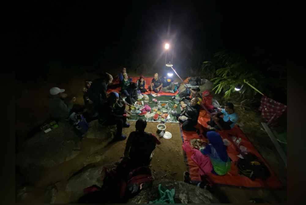 Bersahur di puncak Gunung Datuk memberi pengalaman luar biasa buat pendaki.