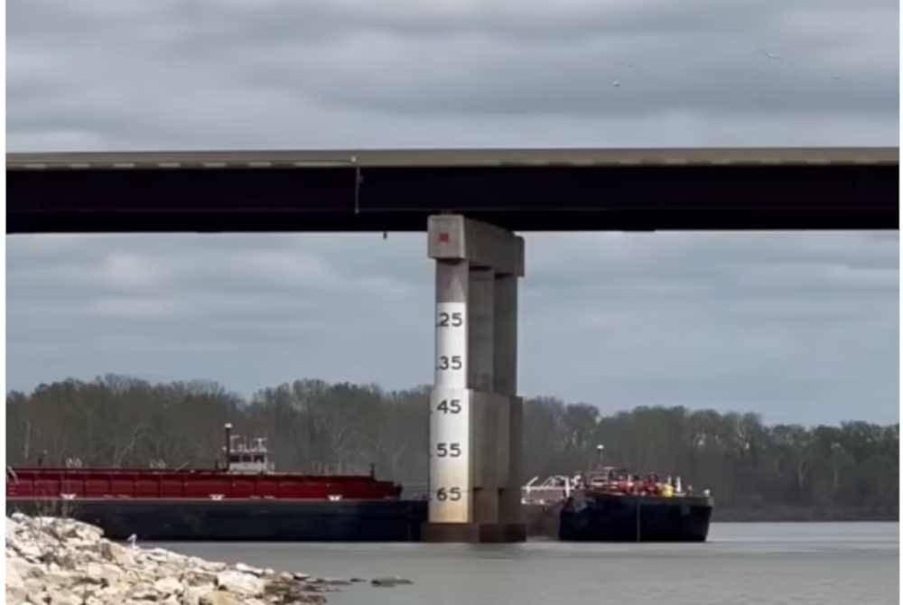 Sebuah baj melanggar sebuah jambatan di Oklahoma, Amerika Syarikat.