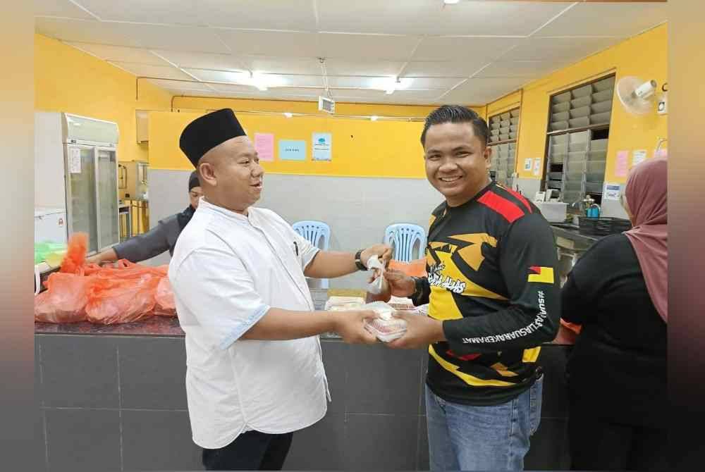 Juadah bersahur dan makanan yang disediakan oleh MBFM Felda Pasoh Dua diagihkan kepada para pelajar. Foto MBFM