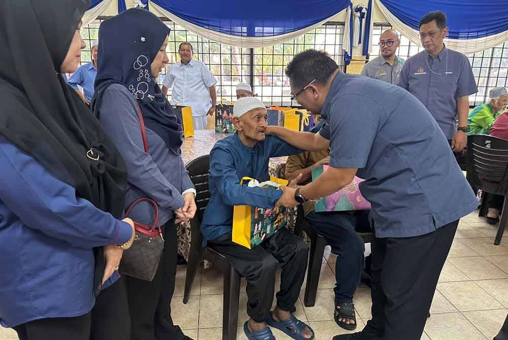 Badrul Hisham (kanan) bermesra dengan penghuni di RSK.