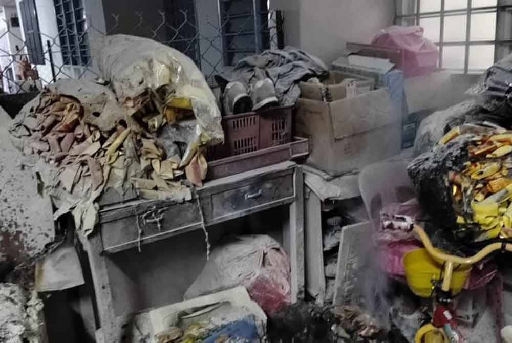 Keadaan rumah mangsa yang terbakar akibat perbuatan khianat along membaling bom petrol.