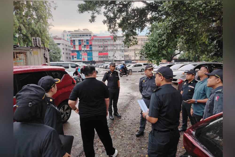KPDN Kuala Lumpur menjalankan pemeriksaan di beberapa tempat parkir kenderaan di sekitar Jalan Tuanku Abdul Rahman, Kuala Lumpur pada Ahad.