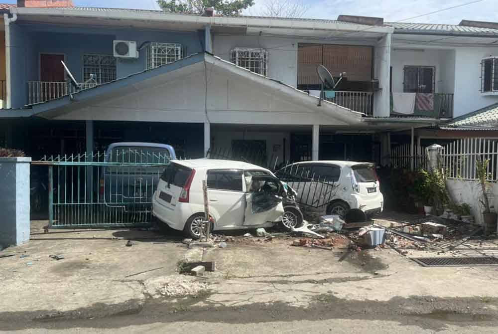 Seorang wanita warga emas maut selepas kenderaan yang dipandunya terbabas dan merempuh pagar rumah di kawasan perumahan.