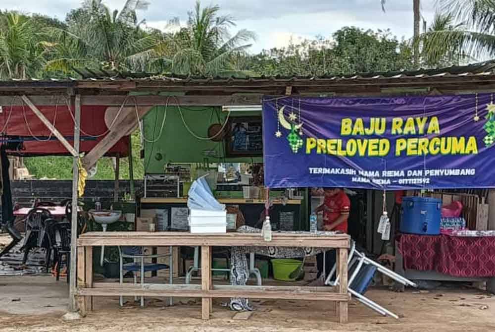 Lebih 4,000 baju raya terpakai diberikan secara percuma di Warung Mama Ria, Kampung Sentosa, Pasir Gudang.