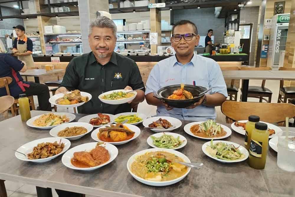 Norshahrizan (kanan) bersama Pengarah Tourism Negeri Johor, Sharil Nizam Abdul Rahim menunjukkan antara resipi menarik di Zainal's Place.