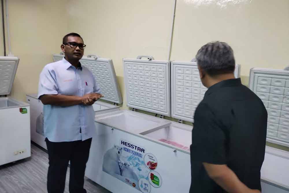 Kesemua bahan mentah dibeli segar sebelum disimpan (sejuk beku) di restoran berkenaan.