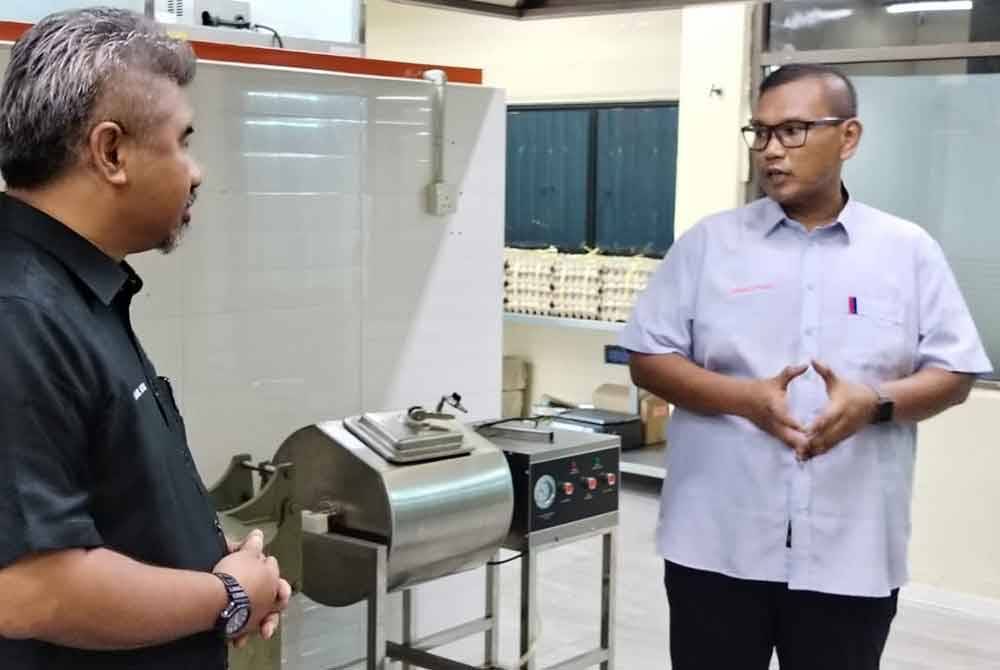 Norshahrizan menceritakan perihal mesin yang dimilikinya.