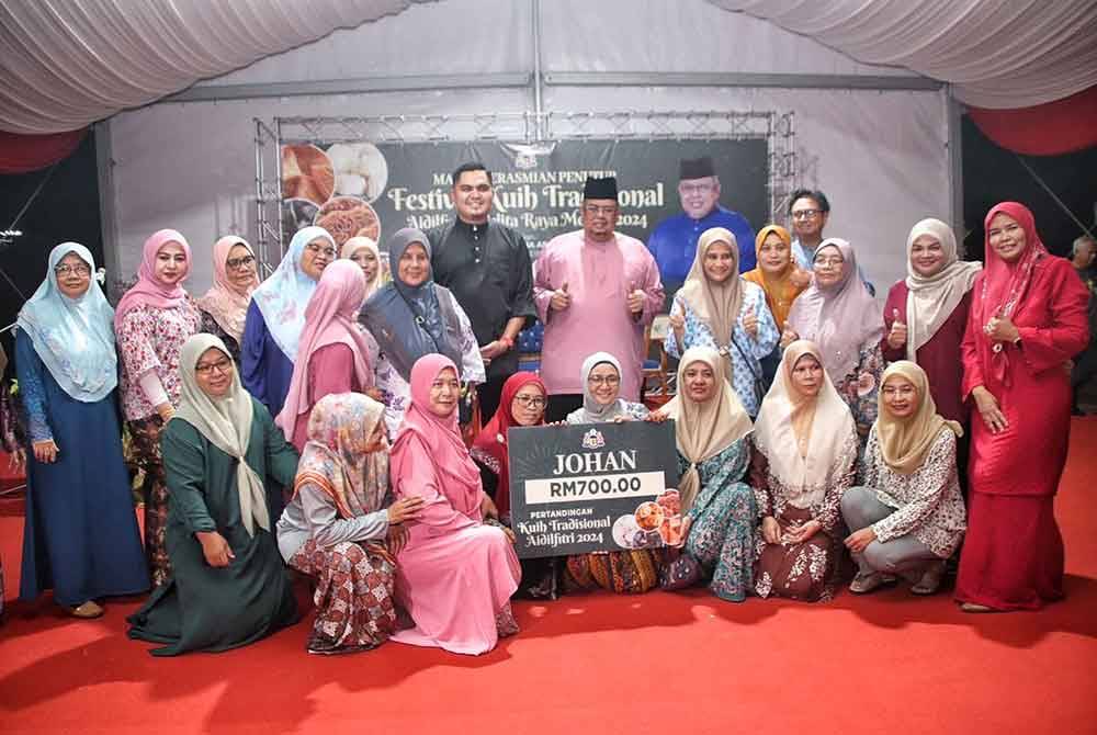 Ab Rauf, Muhamad Akmal dan Siti Faizah (tengah) bergambar bersama kumpulan johan kuih tradisional.
