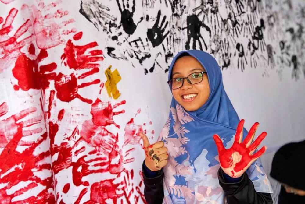 Lebih 500 tapak tangan berjaya diturunkan untuk menghasilkan kolaj bendera Palestin sempena Jelajah Karnival Ramadan pada Sabtu dan Ahad lepas.