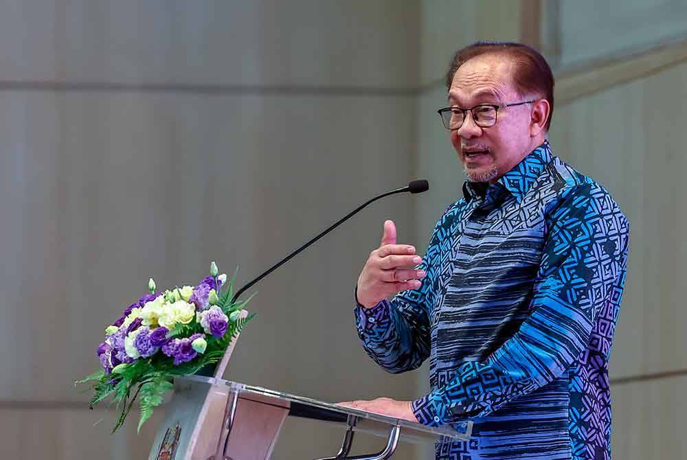 Perdana Menteri Datuk Seri Anwar Ibrahim, yang juga Menteri Kewangan menyampaikan ucapan pada majlis Perhimpunan Warga Kementerian Kewangan di Kementerian Kewangan hari ini. Foto Bernama