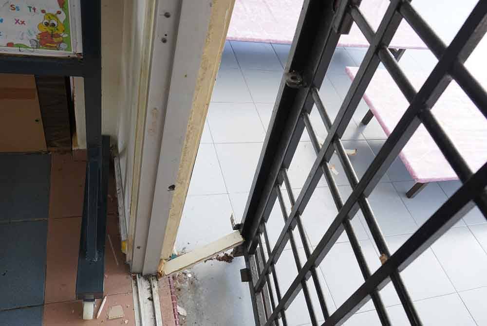 Keadaan pintu tadika yang diumpil pencuri.