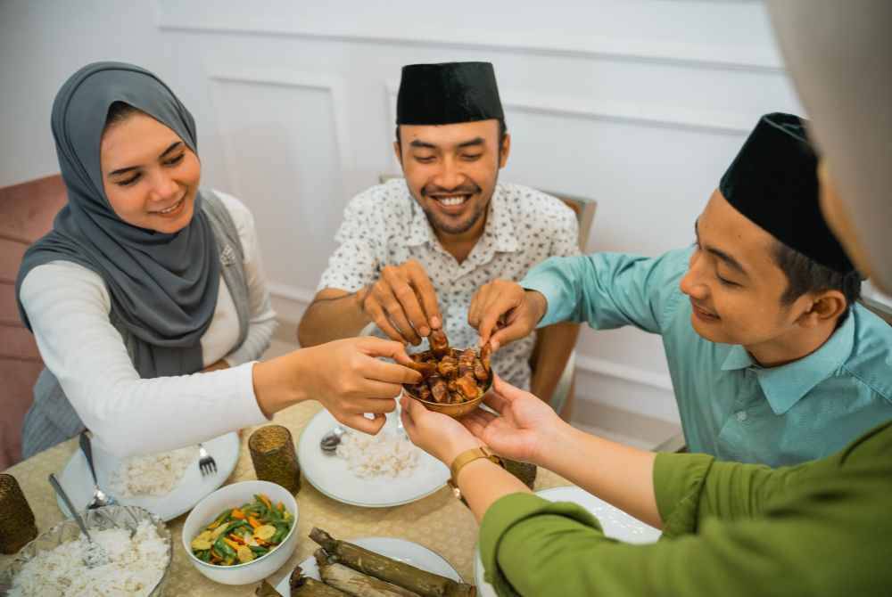 BERBUKA puasalah apabila masuk waktu Maghrib. -Foto: Canva