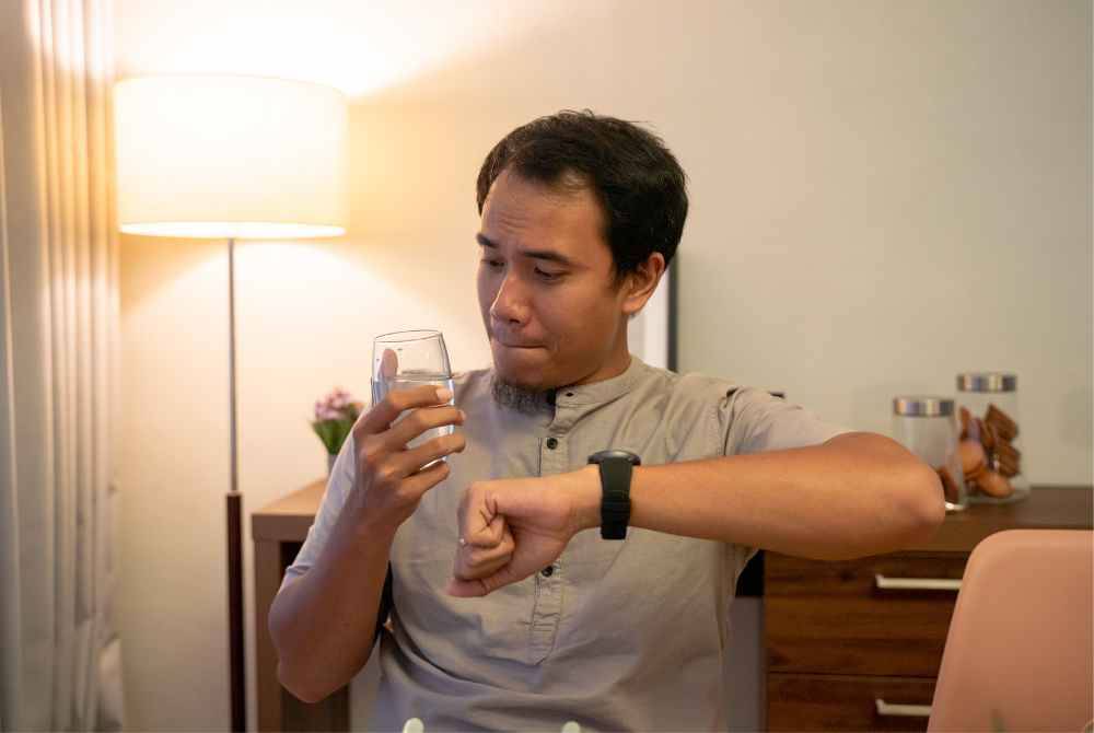 SEBAIKNYA, semaklah waktu berbuka menerusi kemudahan yang ada seperti telefon bimbit, takwim, jam dan sebagainya selain azan yang berkumandang di masjid atau surau kariah masing-masing sebelum menjamah makanan. -Foto: Canva