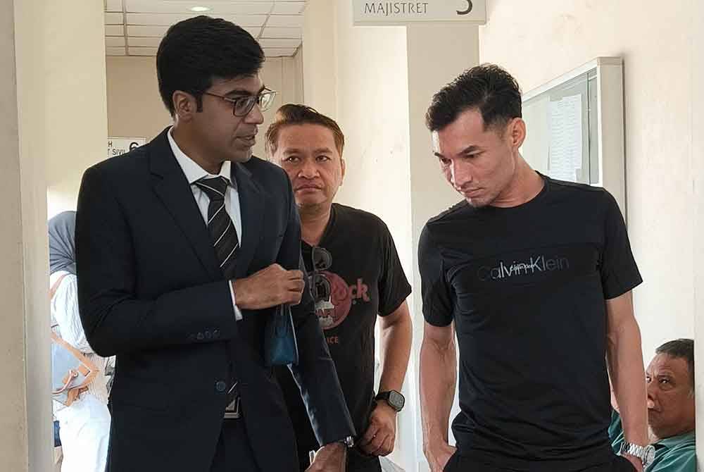 Mohd Rizal (kiri) hadir di Mahkamah Majistret Petaling Jaya pada Isnin, untuk sebutan dua kes merosakkan telefon bimbit dan mencederakan bekas kekasihnya di sebuah hotel, pada Jun tahun lalu.