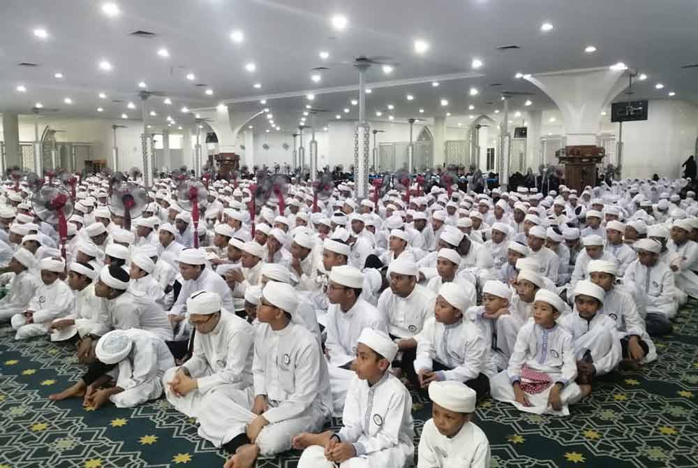 Peserta terdiri pelajar tahfiz menyertai program tahunan Ijtimak Huffaz di Masjid Sultan Salahuddin Abdul Aziz Shah di sini.