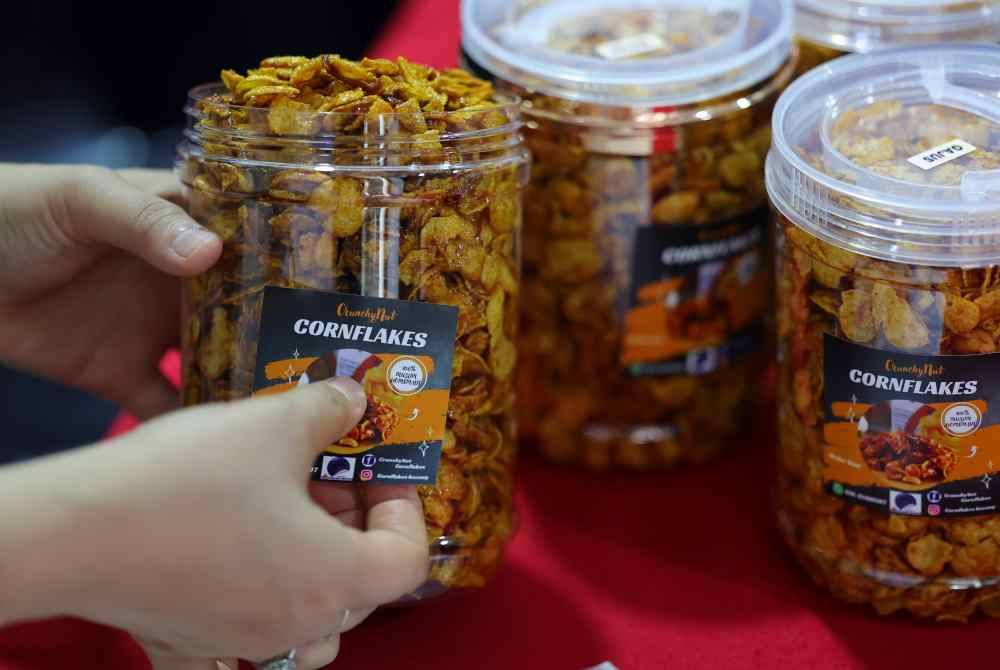 Produk Nurul Arfiqah, ‘CrunchyNut Cornflakes’ mengetengahkan gabungan rasa pedas, manis dan masin dengan mengadunkan emping jagung bersama sambal, kacang dan ‘pusuk’ atau ikan bilis. Foto Bernama