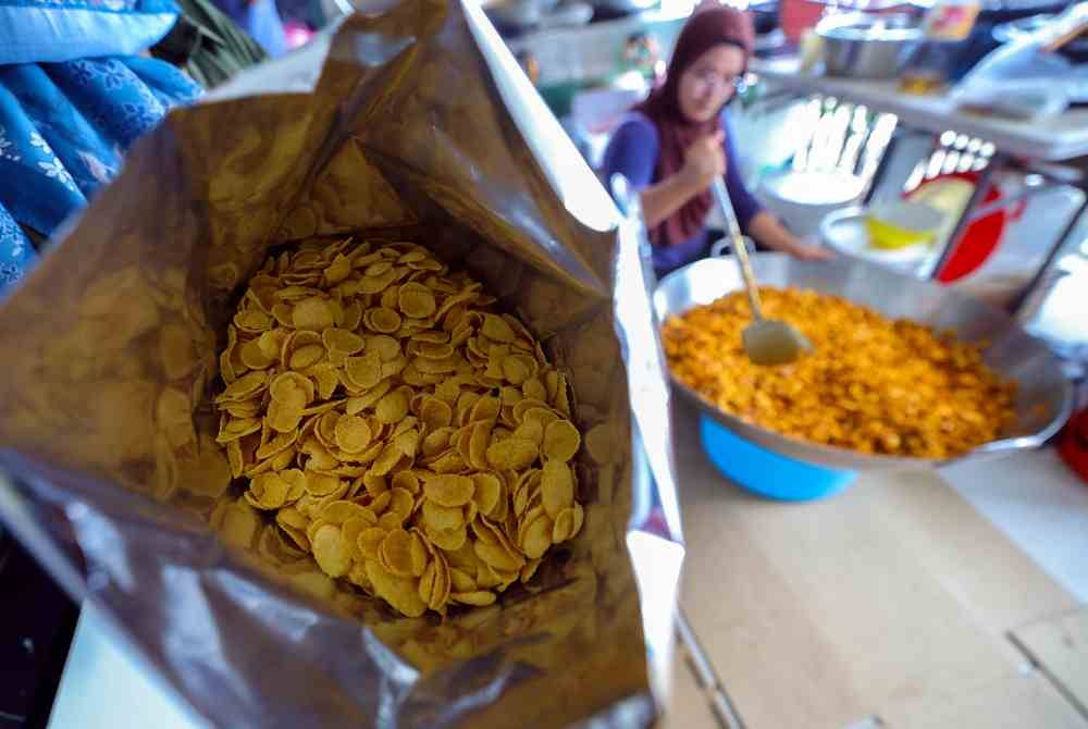 Nurul Arfiqah mengupah kaum wanita di kampungnya seperti ibu tunggal, suri rumah serta pelajar sekolah bagi membantunya menyiapkan pesanan. Foto Bernama