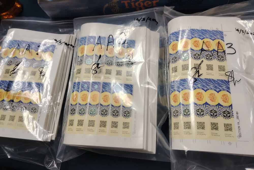 Setem cukai palsu yang dirampas kastam dalam serbuan di sebuah premis menjual minuman keras di Bandar Saujana Putra, Kuala Langat, 14 Mac lalu.