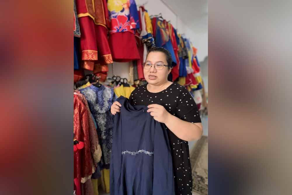 Antara pelanggan bukan beragama Islam yang datang dari Kota Bharu untuk menyewa baju raya.