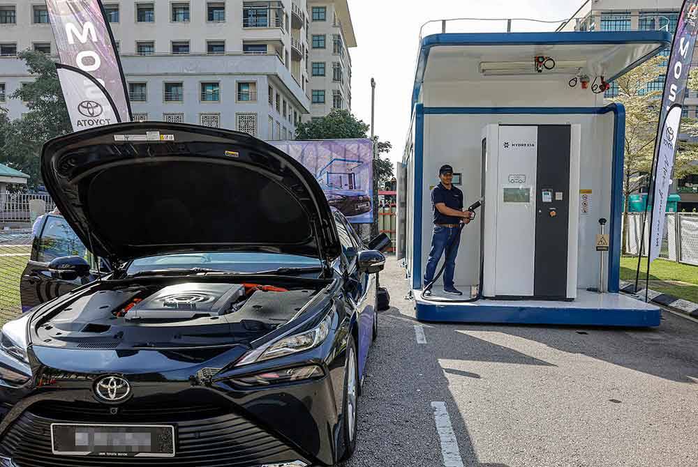 Jurutera Projek Hydrexia, Ahmad Nizam Abd Aziz, 34, menunjukkan demonstrasi penggunaan Unit Pengisian Semula Hidrogen Mudah Alih pada Majlis Demonstrasi Penggunaan 'Mobile Hydrogen Refueling Unit' Dan Kenderaan Toyota Mirai, di Kompleks C, Pusat Pentadbiran Kerajaan Persekutuan, Putrajaya, hari ini. Foto Bernama
