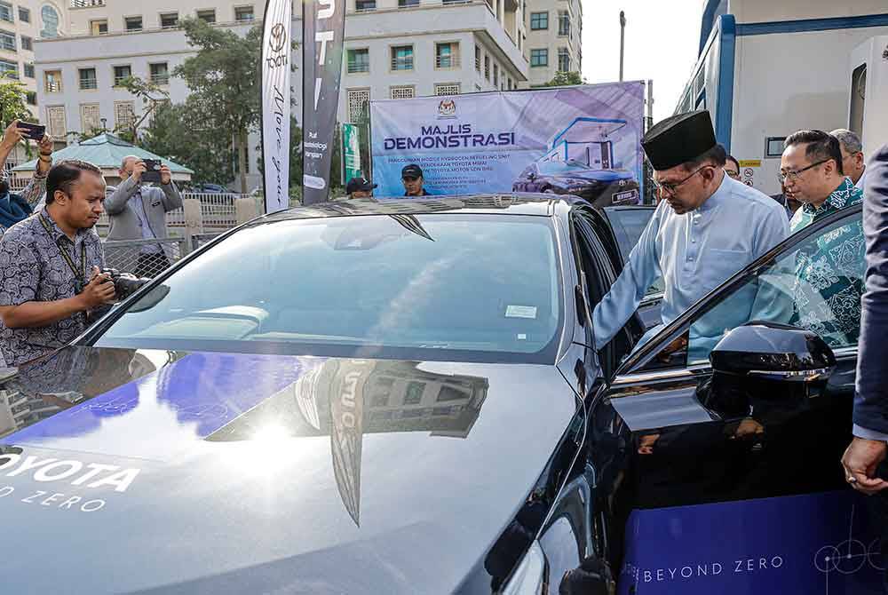 Perdana Menteri Datuk Seri Anwar Ibrahim (dua, kanan) diiringi Menteri Sains, Teknologi dan Inovasi Chang Lih Kang (kanan) mencuba kenderaan Toyota Mirai pada Majlis Demonstrasi Penggunaan 'Mobile Hydrogen Refueling Unit' Dan Kenderaan Toyota Mirai, di Kompleks C, Pusat Pentadbiran Kerajaan Persekutuan, Putrajaya, hari ini. Foto Bernama