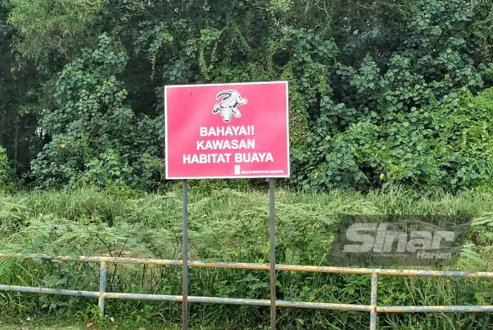 Papan peringatan mengenai kawasan habitat buaya turut dinaikkan oleh Perhilitan.