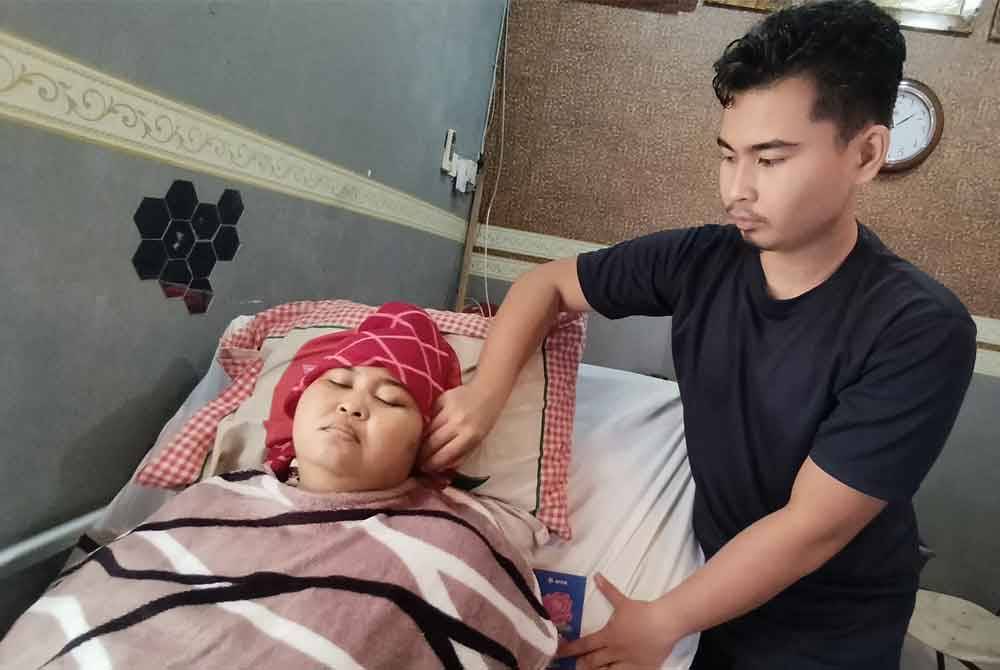 Kedua-duanya hilang punca pendapatan setelah keadaan kesihatan Maisarah semakin teruk.