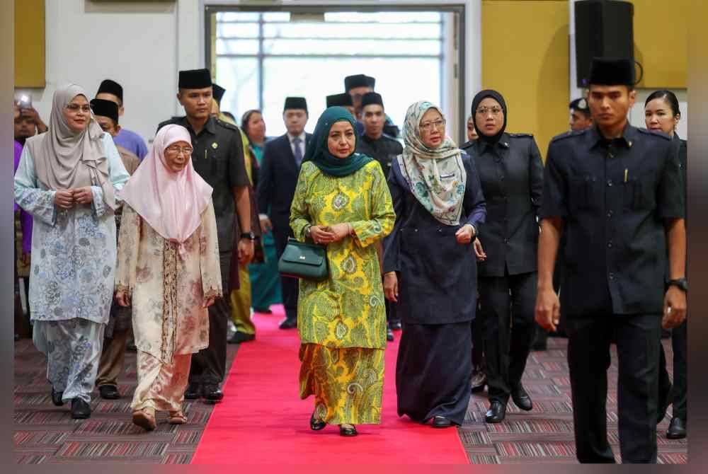 Raja Zarith Sofiah (tengah) tiba pada Majlis Sumbangan Aidilfitri Komuniti Wilayah Persekutuan Kuala Lumpur 2024 di Institusi Latihan Dewan Bandaraya Kuala Lumpur (IDB) Bandar Tun Razak pada Isnin. Foto Bernama