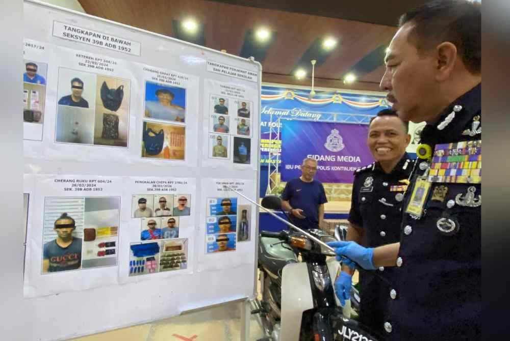 Muhamad Zaki (kanan) menunjukkan suspek yang ditahan.