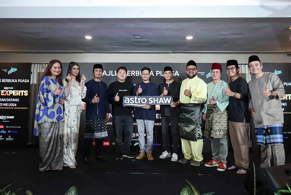 Aaron bersama barisan pelakon dan pengarah The Experts. Foto Azrul Rafie (Astro)