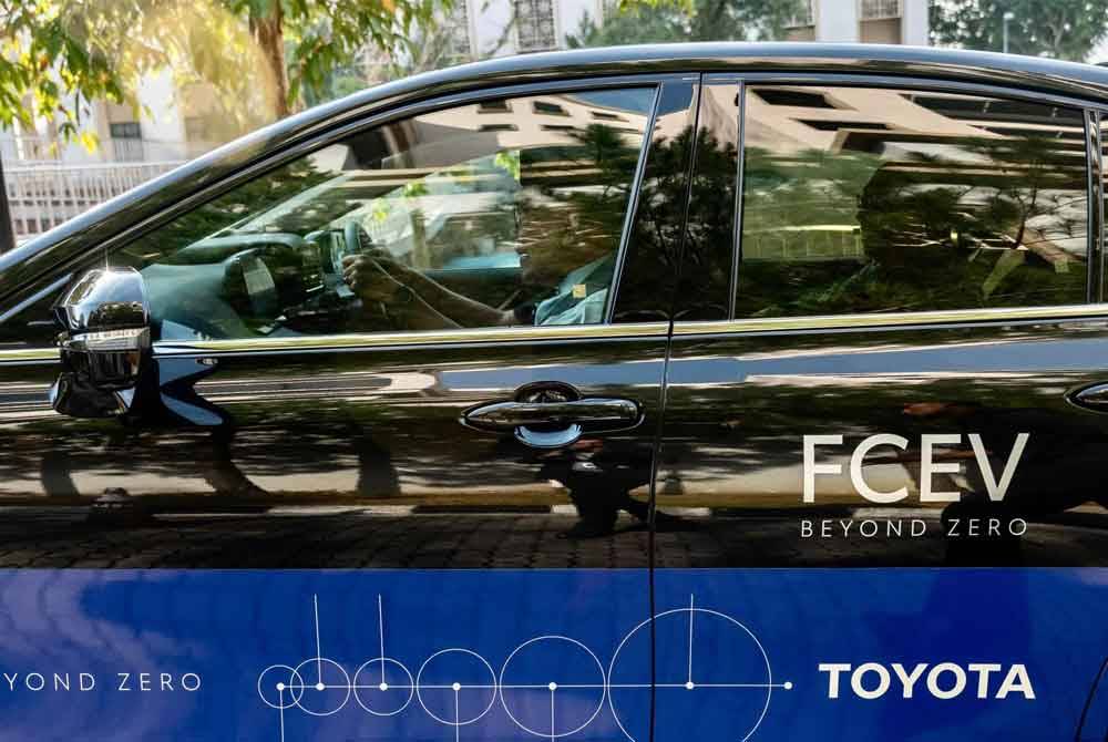 Anwar berkesempatan menaiki kenderaan menggunakan sel bahan api hidrogen jenis Toyota Mirai dari Kementerian Sains, Teknologi dan Inovasi ke bangunan Perdana Putra.