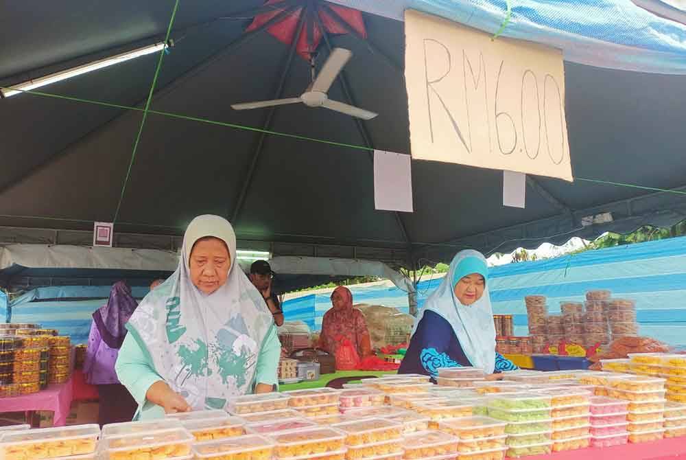 Terdapat 32 jenis biskut raya antaranya semperit, almond london, tat nanas, kacang mazola, biskut nestum dan oat dijual pada harga RM6.