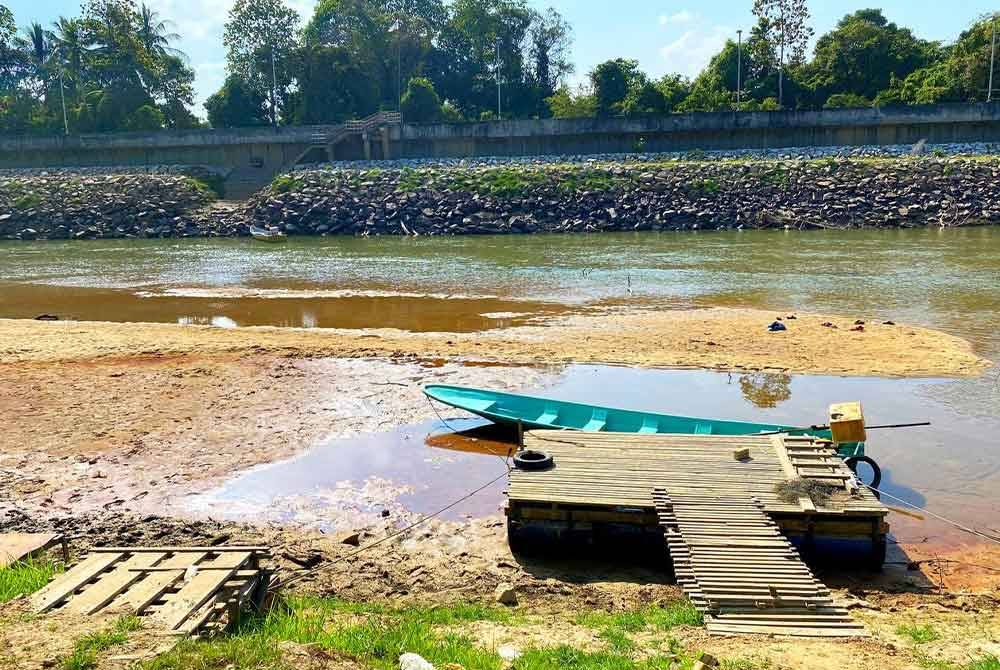 Polis Kelantan sudah mengubah strategi kawalan di sempadan Malaysia-Thailand selepas beberapa kawasan di Sungai Golok mulai kering serta cetek akibat kemarau.