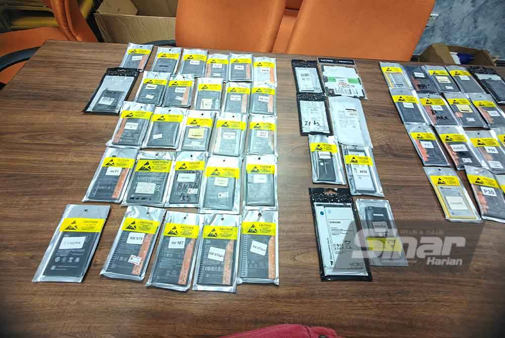Antara bateri telefon bimbit tiruan yang dirampas.