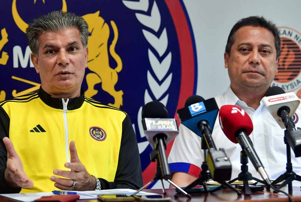 Ahmad Najmi (kanan) dan Sarjit dalam sidang media di Stadium Hoki Nasional, Bukit Jalil pada Isnin. Foto Bernama