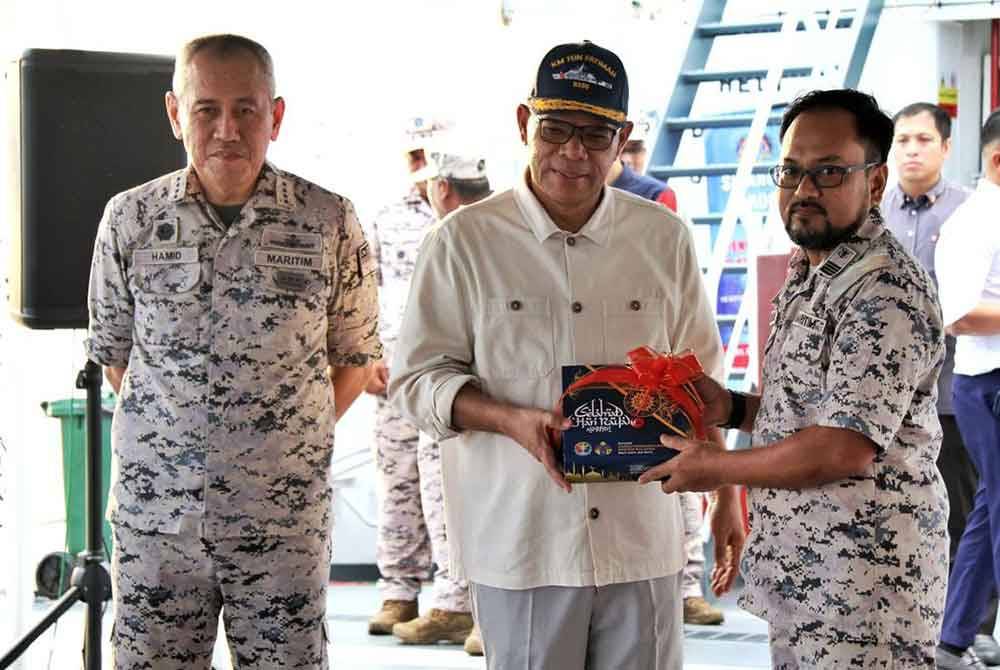 Saifuddin (tengah) menyampaikan sumbangan raya kepada warga Maritim Malaysia semasa Lawatan Tinjauan Op Khas Pagar Laut bersama Agensi Penguatkuasaan Maritim Malaysia menaiki Kapal Peronda Luar Pesisir Pertama (OPV 1) Kapal Maritim (KM) Tun Fatimah pada Isnin.